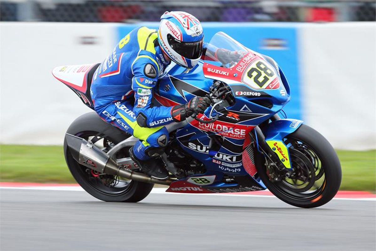 Buildbase Suzuki GSX-R1000 dominates BSB opener