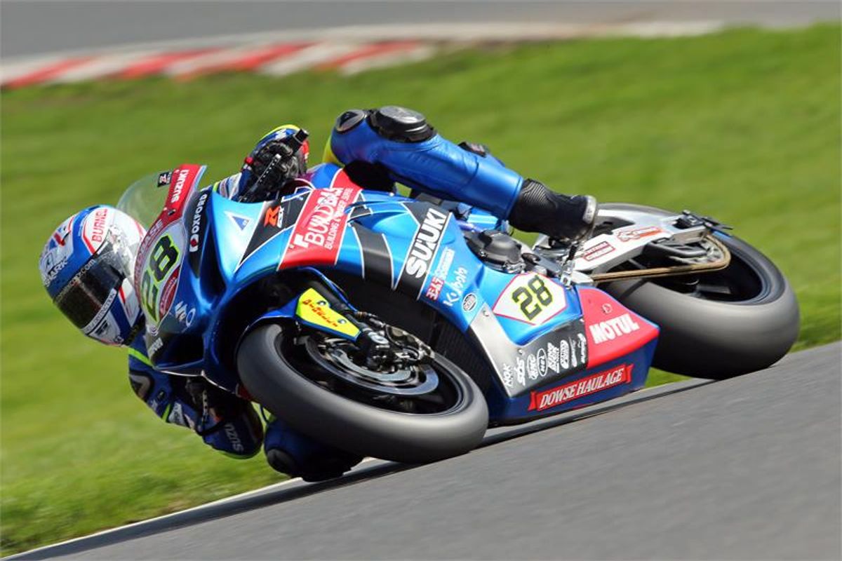 Suzuki GSX-R1000 leads BSB and Superstock Championships 