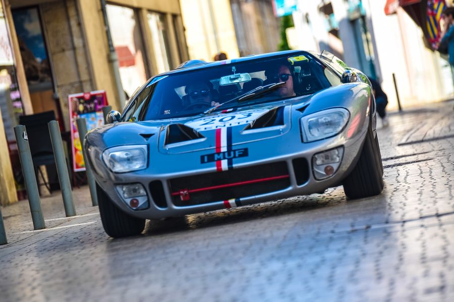 Smith-Cottingham Ford GT40 pulls away on Tour Auto