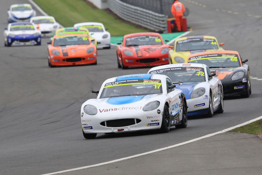Louis Foster takes maiden Ginetta Junior win at Donington Park