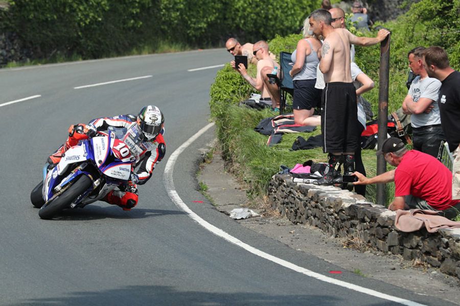 Hickman claims maiden TT win in thrilling RL360º Superstock IOM TT Race