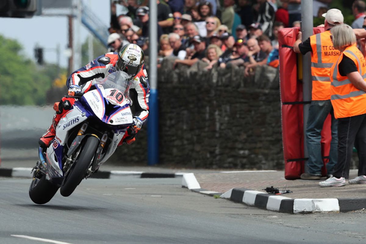 IOM TT: Hickman pips Harrison in record breaking PokerStars Senior TT thriller