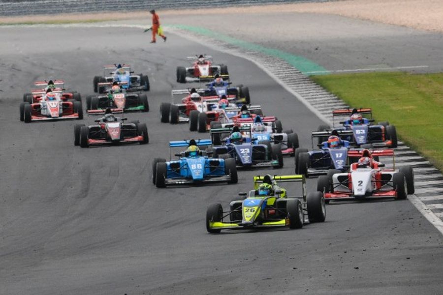 Lundqvist fends off late Maini challenge to extend British F3 championship lead