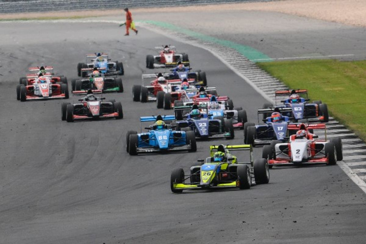 Lundqvist fends off late Maini challenge to extend British F3 championship lead