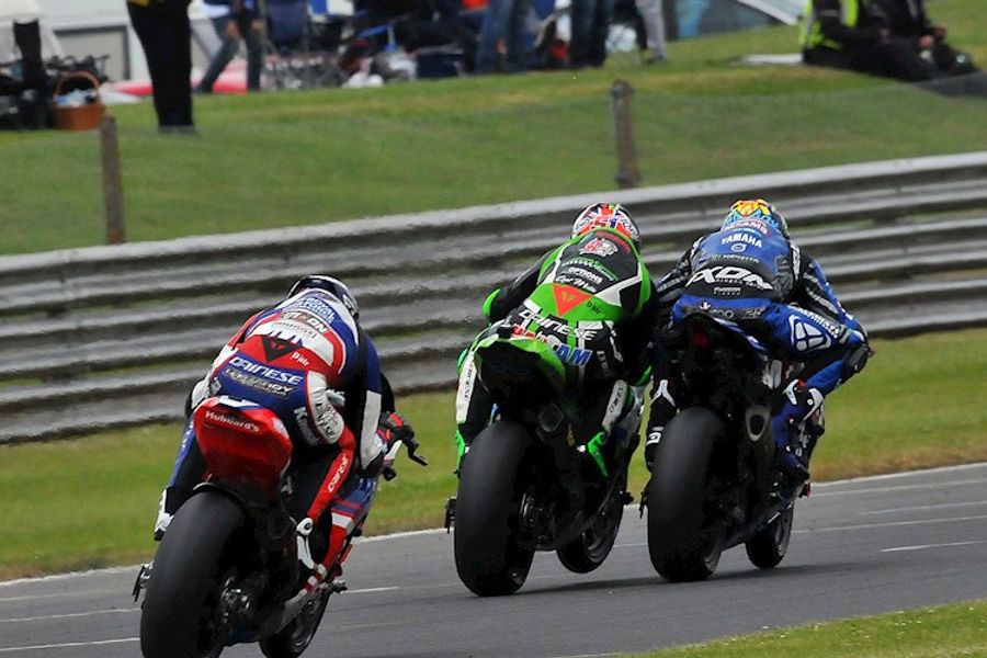 Leon Haslam doubles up on BSB race victories at Snetterton