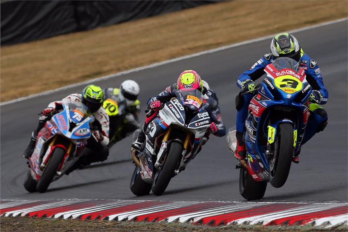 Billy McConnell races GSX-R1000 to victory in the second Brands National Superstock 1000 