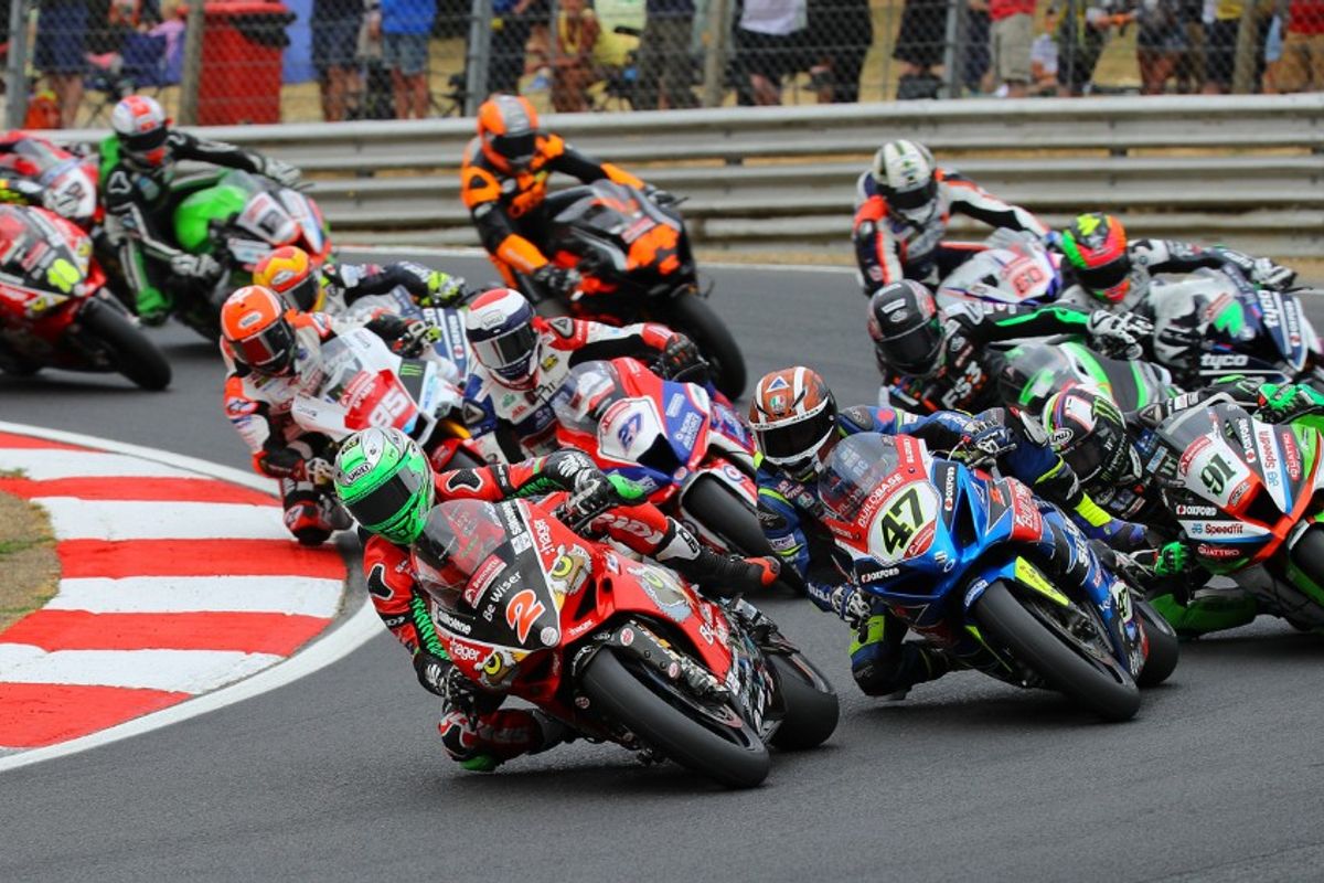 Battle lines drawn as British Superbike title fight powers into Thruxton