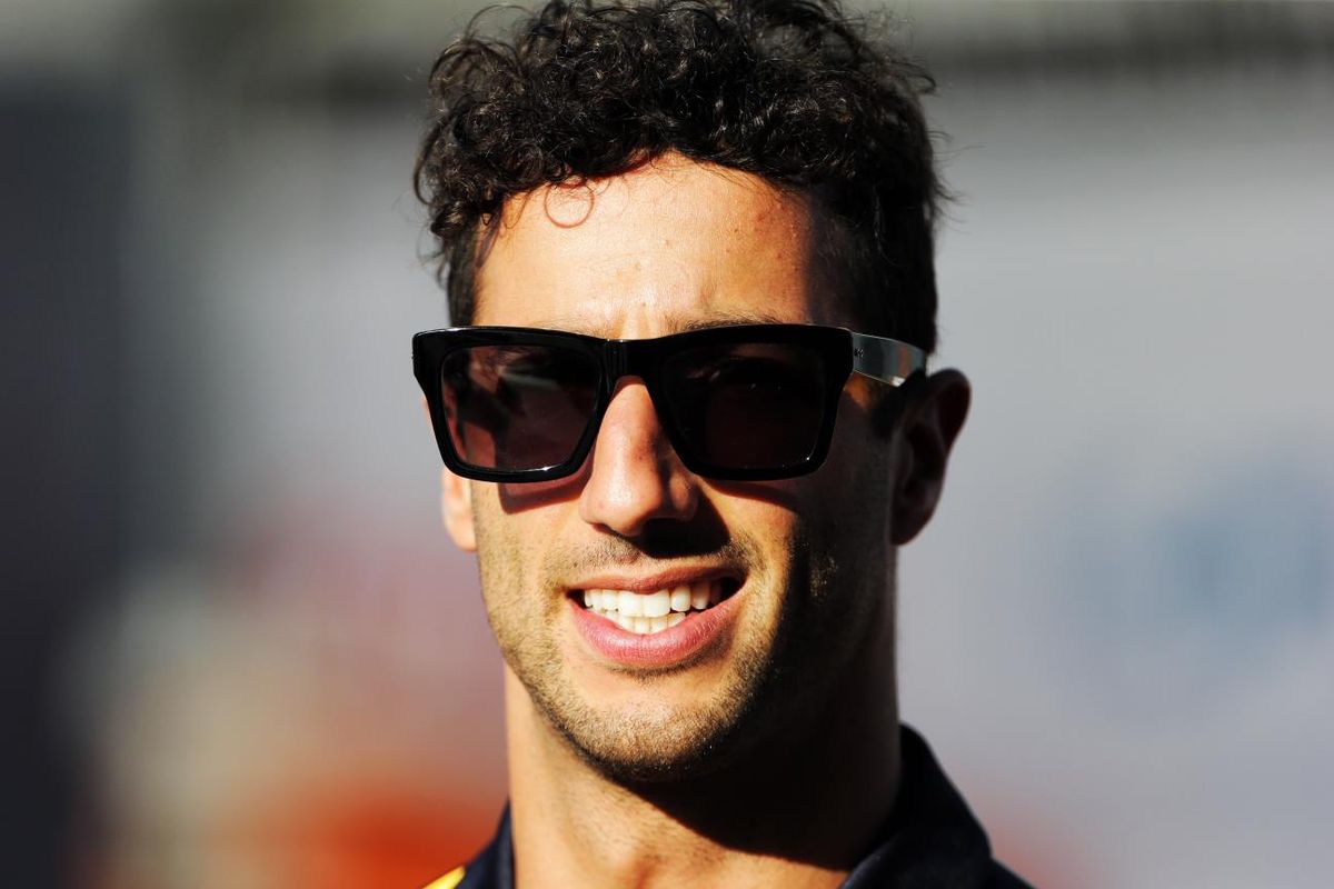 Daniel Ricciardo signs with Renault