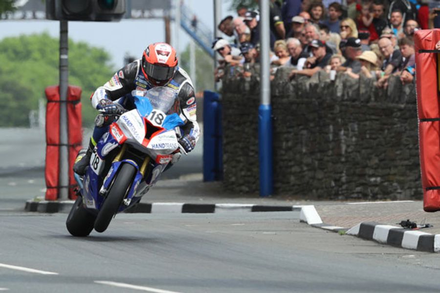 Phil Crowe joins Danny Webb at Team Classic Suzuki for 2018 Classic TT Races