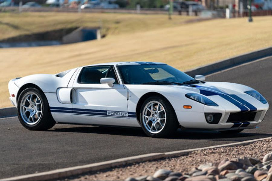 Early production 2005 Ford GT powers into Goodings Scottsdale auction