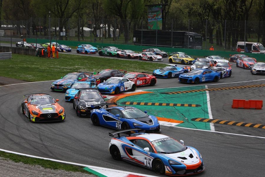 Strong weekend for McLaren 570S GT4 on both sides of the Atlantic