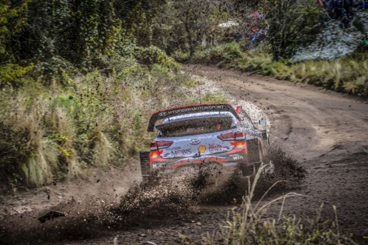 Neuville grabs late Friday lead in dramatic Rally Argentina finale