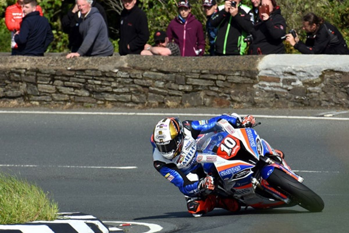 Hickman takes win number three at IOM TT 2019