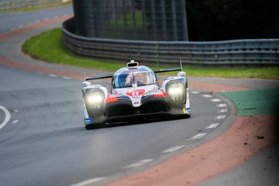Le Mans Hour 7: Night falls and the LMP1 lead has changed hands more than once