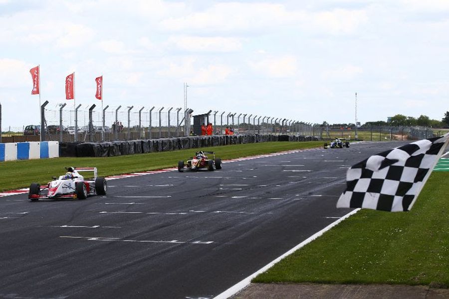 Hoggard holds off Simmons at Donington Park for third F3 win of the season