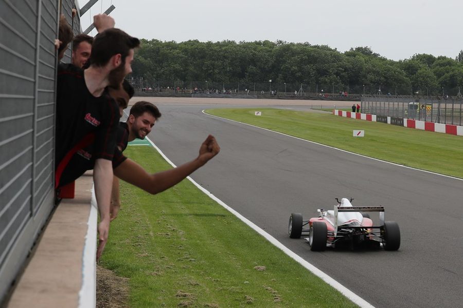 Hoggard strengthens F3 title charge at Donington Park