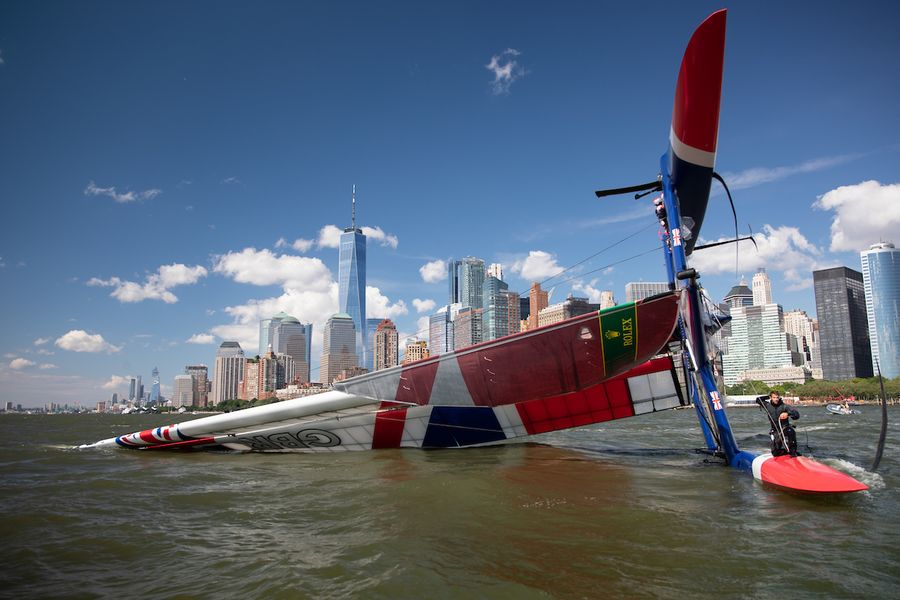 Great Britain SailGP Team capsizes during SailGP’s New York debut,video 