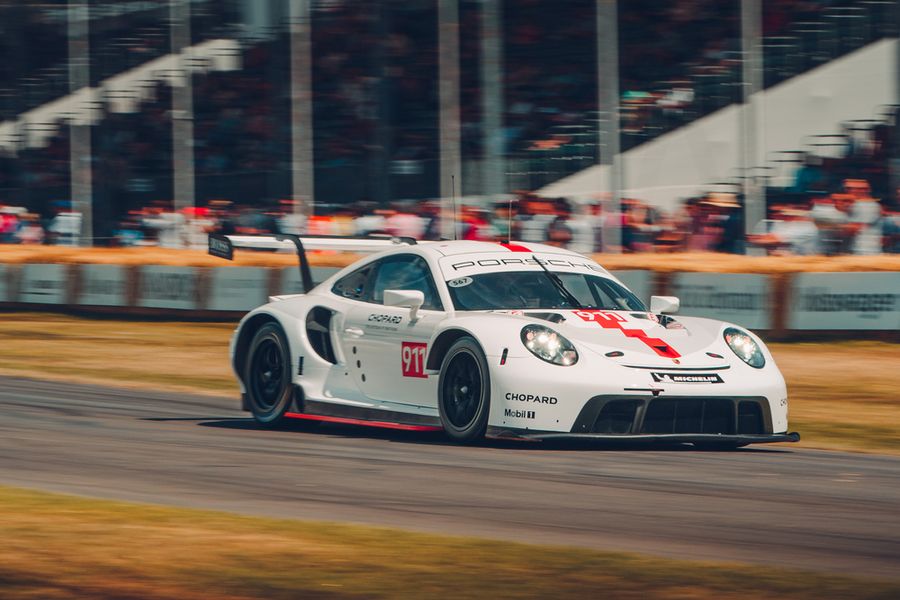New Porsche 911 RSR faces competition for the first time at official tests