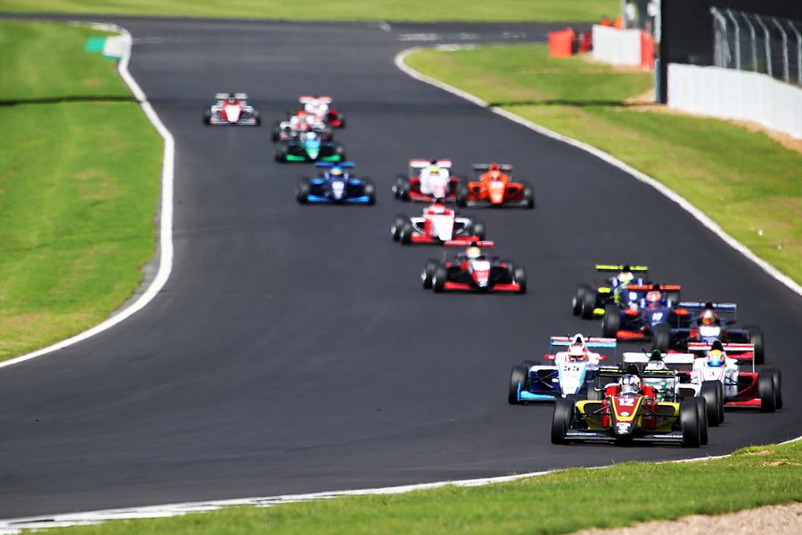 F3 wins for Maldonado and Simmons as four way title showdown confirmed