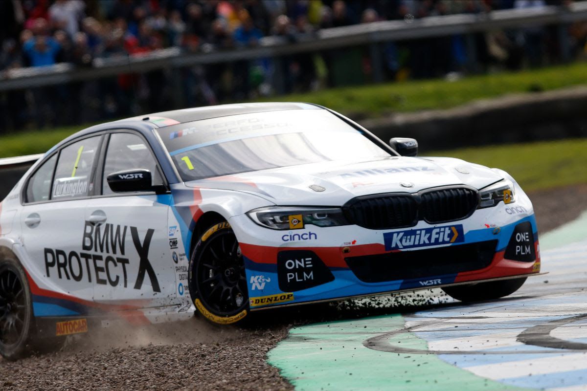 BTCC title race takes dramatic turn at Knockhill