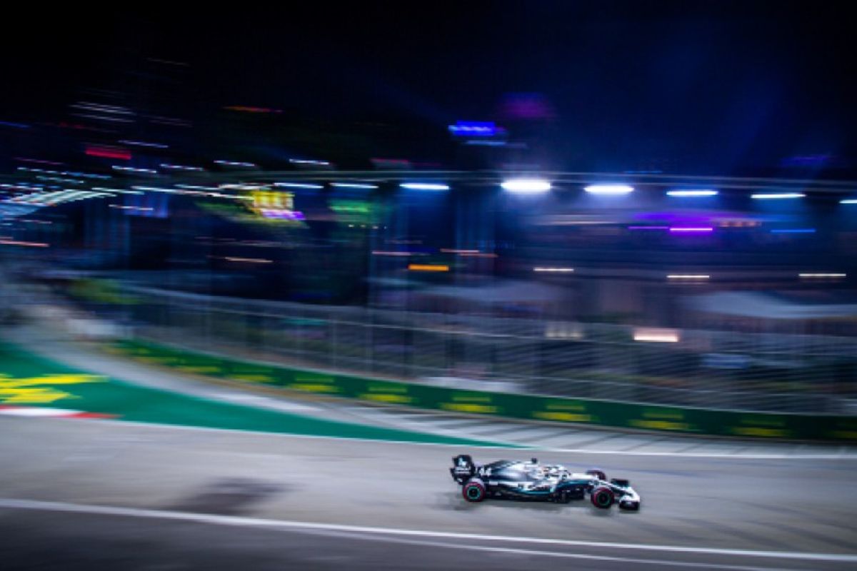 Hamilton pips Verstappen to top Singapore Grand Prix FP2