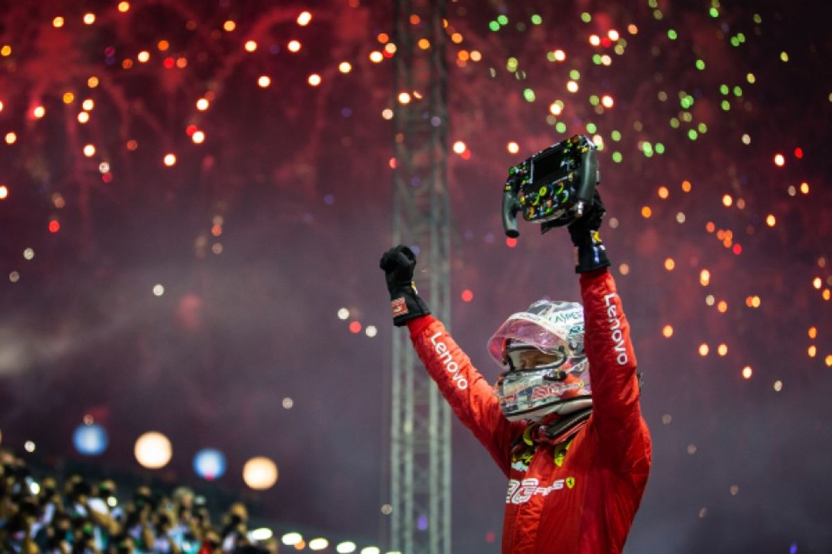 Vettel heads Ferrari 1,2 to win in Singapore