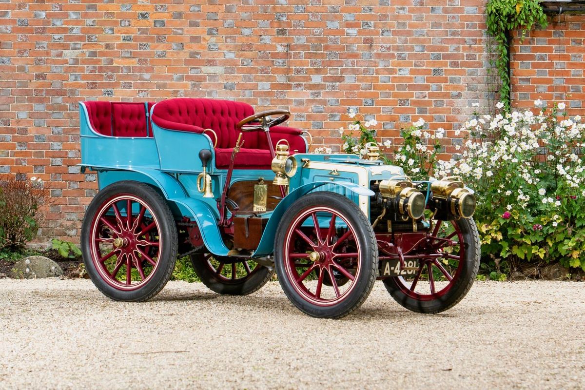 ‘Le Papillon Blue’ to come under the Bonhams hammer