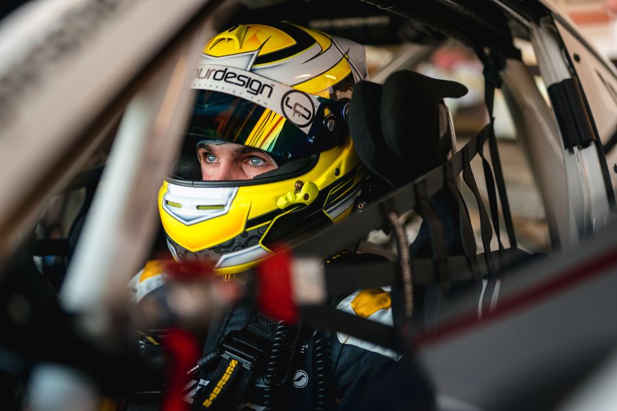 Harry King secures Porsche Carrera Cup GB Junior award