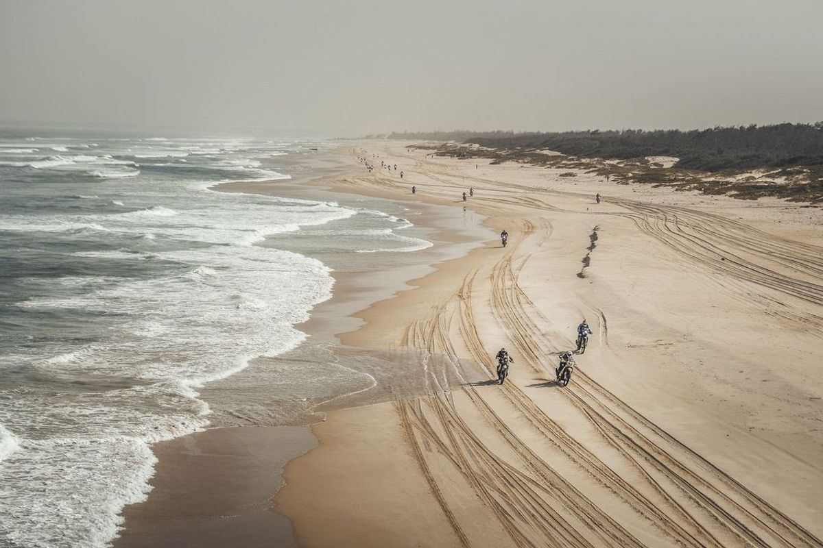 Africa Eco Race winners arrive at Lake Rose finish