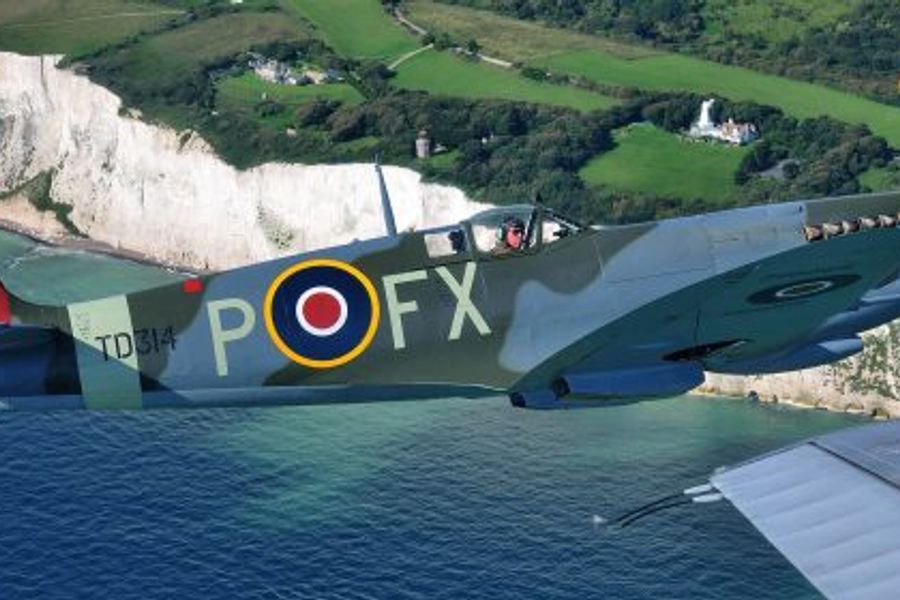 Aero Legends support The Racehorse Sanctuary Fontwell Charity Raceday