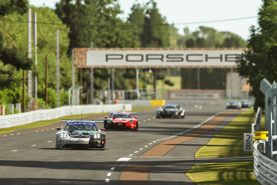Four Porsche lead final GTE qualifying for the virtual Le Mans race