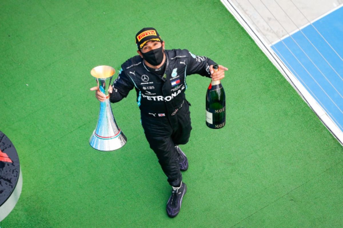 Hamilton wins record equalling eighth Hungarian Grand Prix