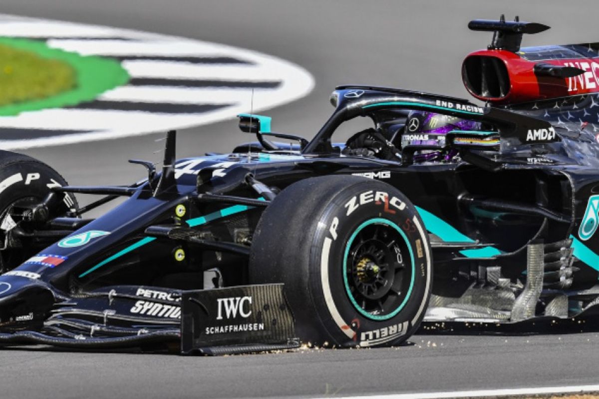 Hamilton wins  British Grand Prix despite last lap puncture