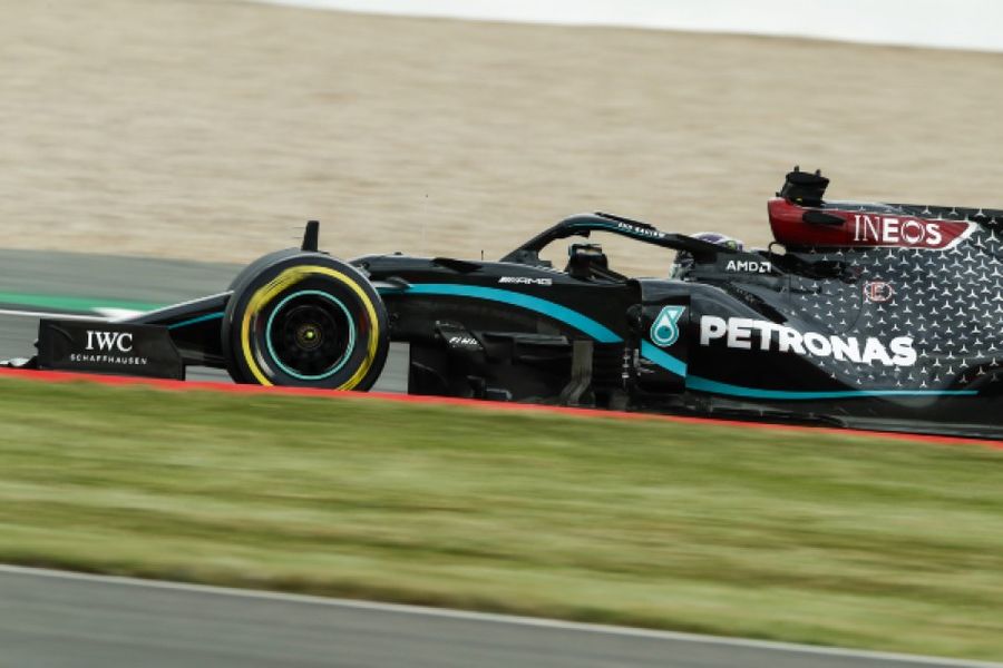 Hamilton leads Bottas in Silverstone second practice