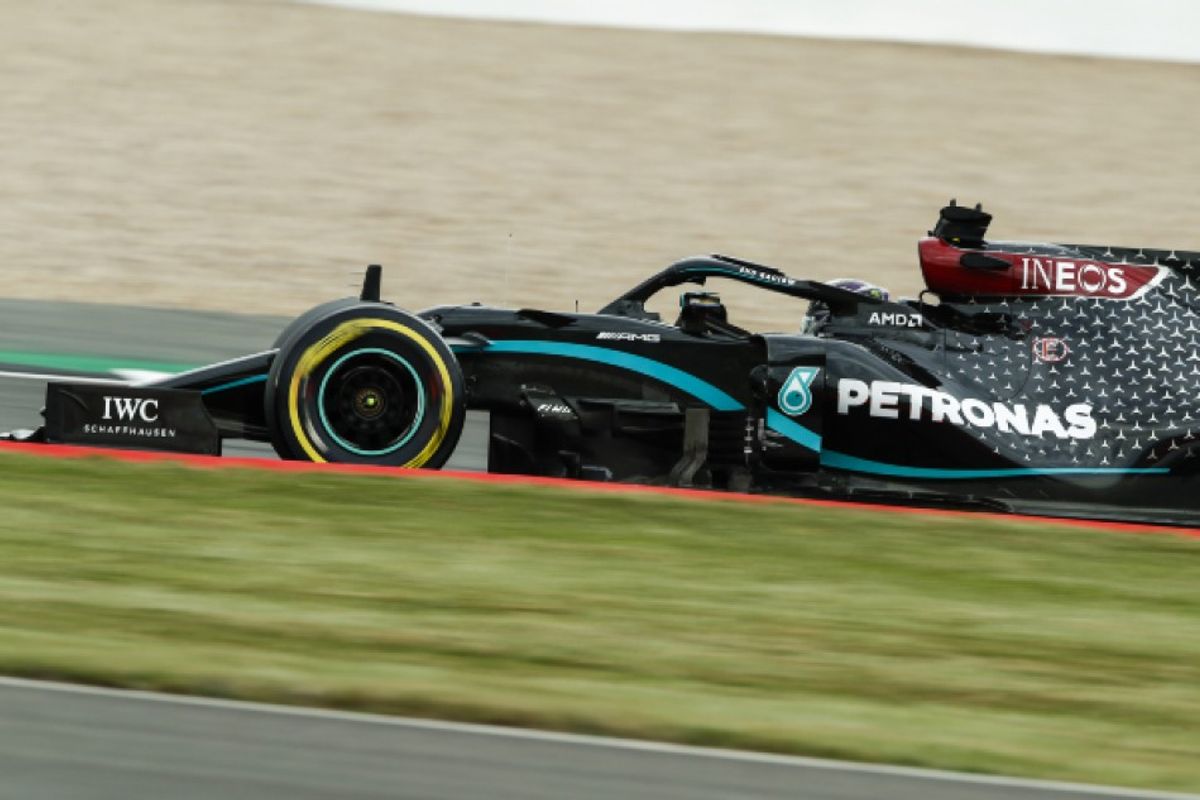 Hamilton leads Bottas in Silverstone second practice