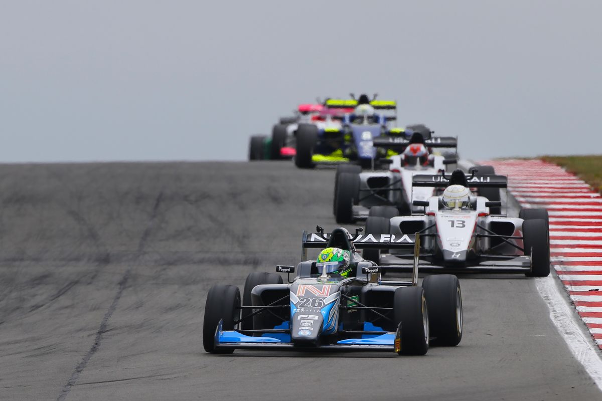 Maiden British F3 victory for Louis Foster at Donington