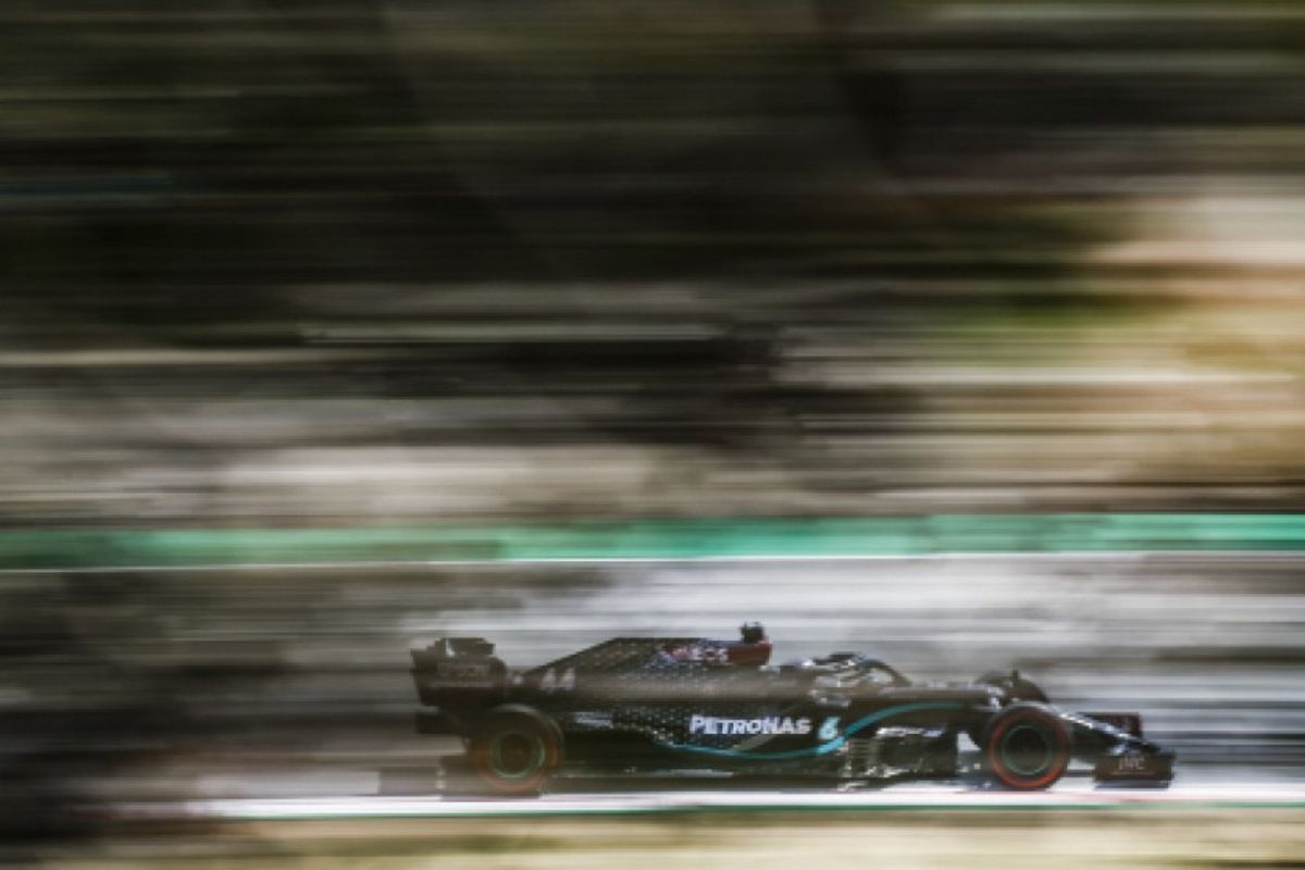 Hamilton takes dominant lights to flag Spanish GP victory