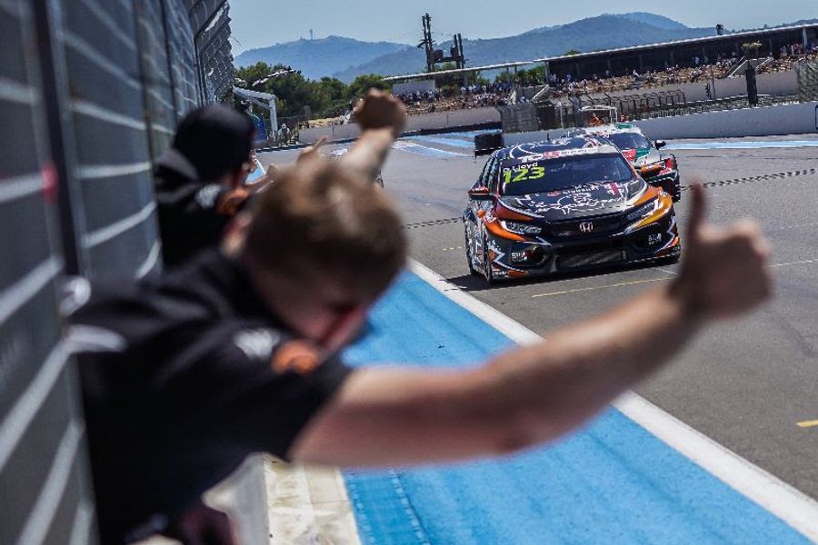 Lloyd takes win and TCR Europe Championship lead at Paul Ricard