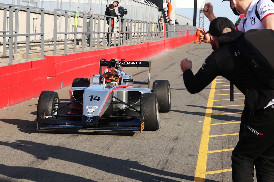 Maini extends British F3 championship lead with Donington victory