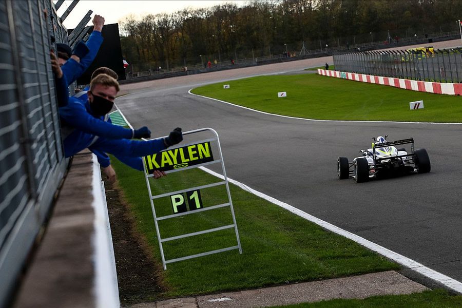 Frederick seizes F3 championship lead Donington double