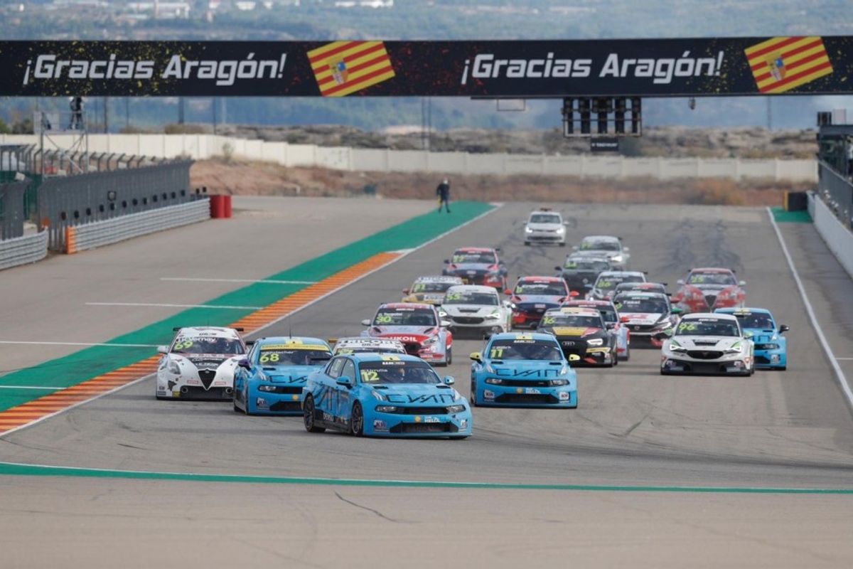 Santiago Urrutia clinches first WTCR win at Aragon