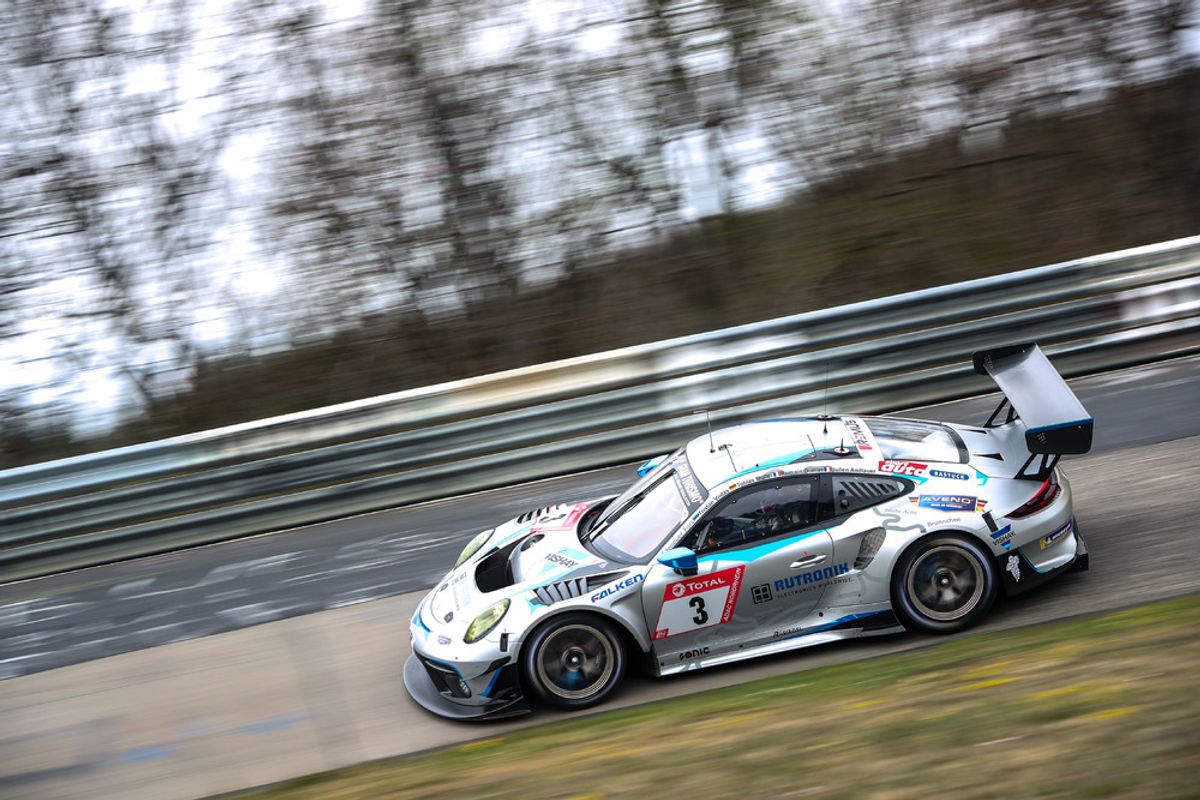 Porsche customer teams fight for 13th outright Nürburgring 24-hour victory