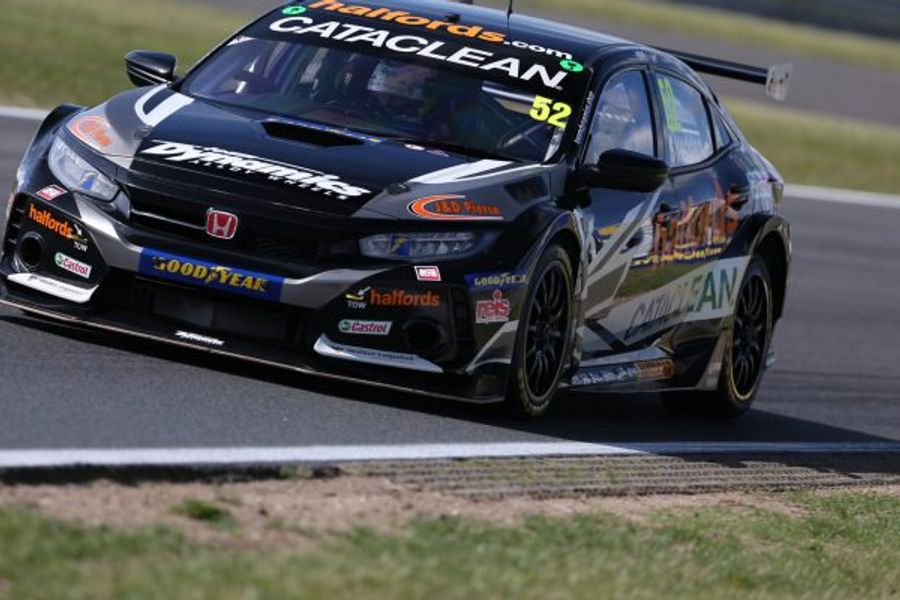 3-time champion Gordon Shedden leads the way in Snetterton BTCC qualifying