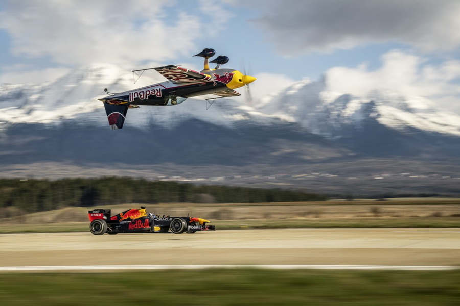 Awesome stunt pits Red Bull RB7 against a Red Bull Race plane, video