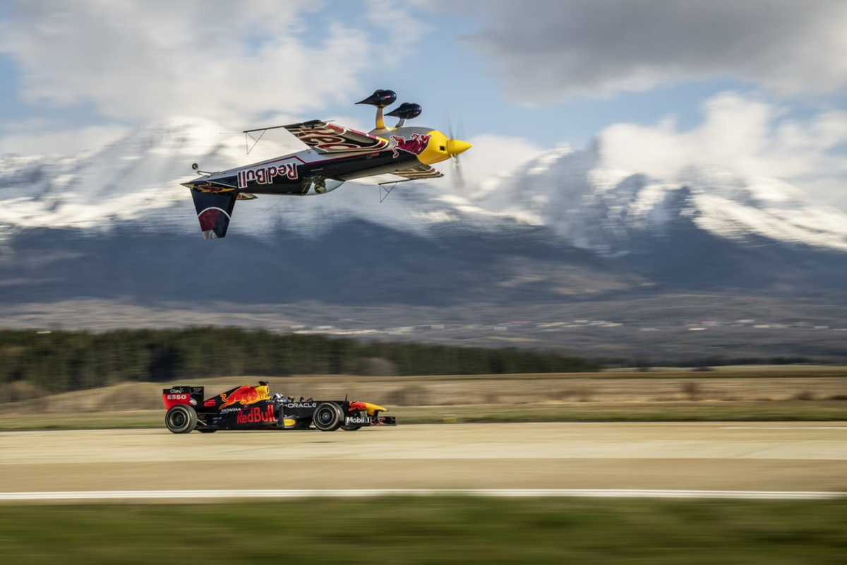 Awesome stunt pits Red Bull RB7 against a Red Bull Race plane, video