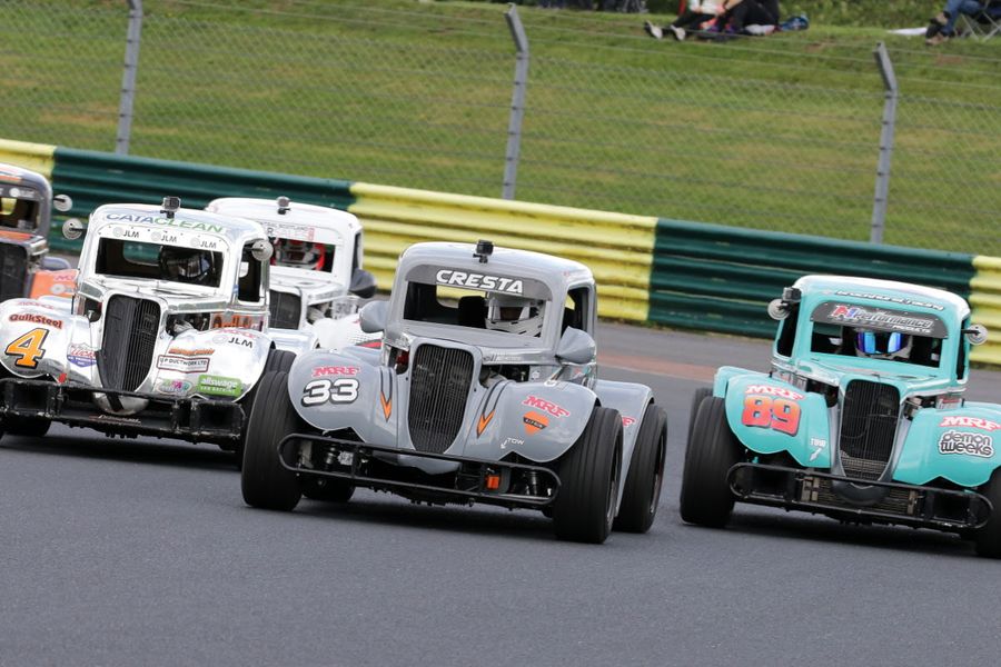 Battle resumes for Legends Cars at Donington Park