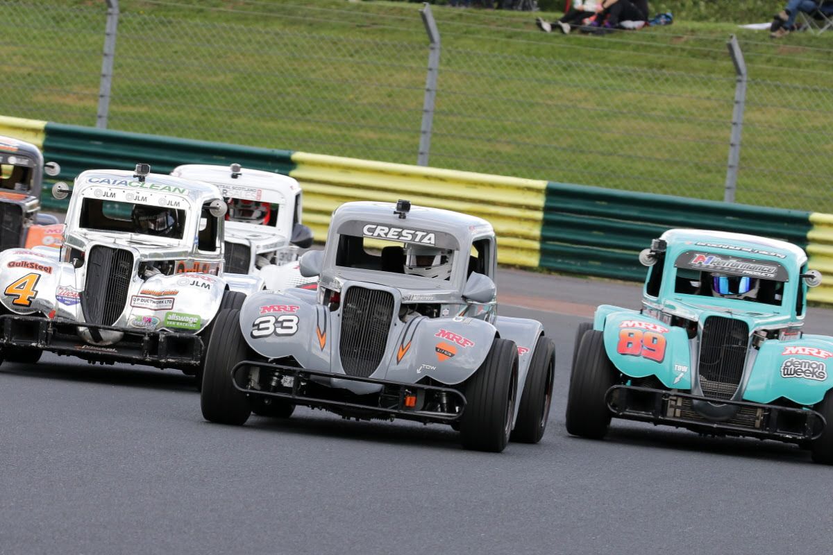 Battle resumes for Legends Cars at Donington Park