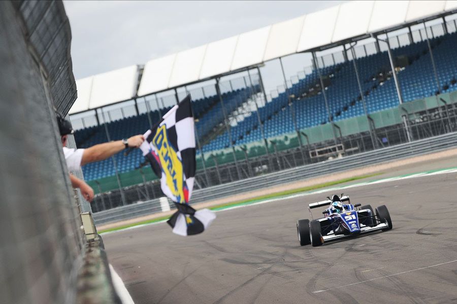 Simmons wins again as O’Sullivan extends GB3 championship lead