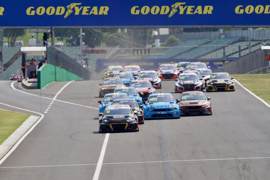 Gilles Magnus takes first WTCR win in hungary