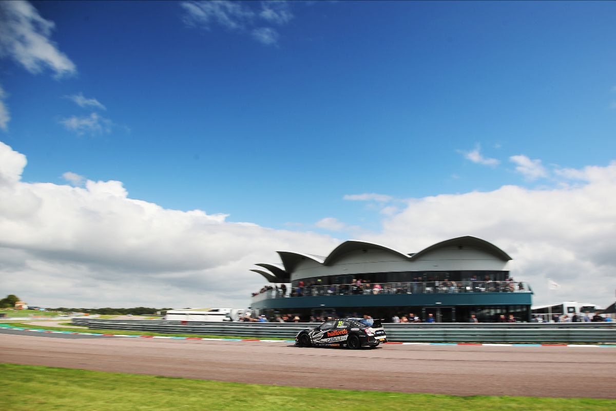 Rowbottom powers to Thruxton BTCC pole position